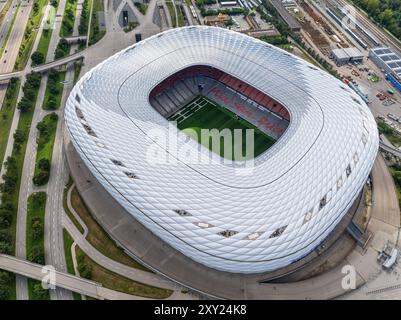 MÜNCHEN - 27. AUGUST: Luftaufnahme der Allianz-Fußballarena am 27. August 2024 in München. Luftaufnahme der Allianz-Fußballarena. Stockfoto