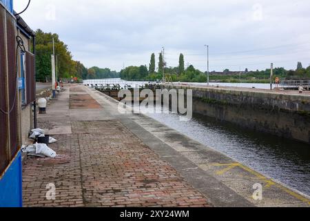 Irlam Manchester Schiffskanal. Eine ruhige Kanalschleuse mit einem gepflasterten Pfad und Bäumen am Wasser. Stockfoto