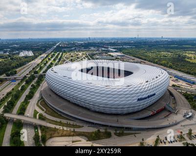 MÜNCHEN - 27. AUGUST: Luftaufnahme der Allianz-Fußballarena am 27. August 2024 in München. Stockfoto