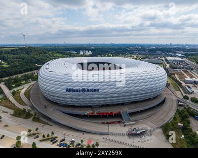 MÜNCHEN - 27. AUGUST: Luftaufnahme der Allianz-Fußballarena am 27. August 2024 in München. Stockfoto