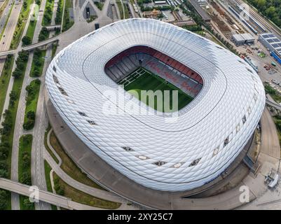 MÜNCHEN - 27. AUGUST: Luftaufnahme der Allianz-Fußballarena am 27. August 2024 in München. Stockfoto