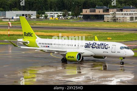 Ein Airbus A220-371 von Air Baltic rollt auf dem Flughafen Zürich zur Startbahn. Registrierung YL-ABG. (Zürich, Schweiz, 18.07.2023) Stockfoto