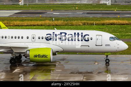 Ein Airbus A220-371 von Air Baltic rollt auf dem Flughafen Zürich zur Startbahn. Registrierung YL-ABG. (Zürich, Schweiz, 18.07.2023) Stockfoto