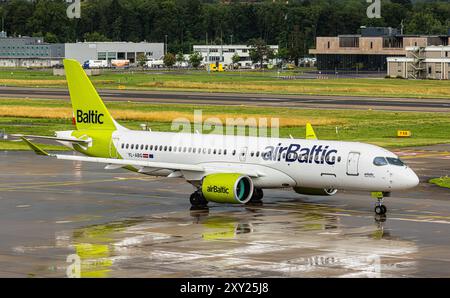 Ein Airbus A220-371 von Air Baltic rollt auf dem Flughafen Zürich zur Startbahn. Registrierung YL-ABG. (Zürich, Schweiz, 18.07.2023) Stockfoto