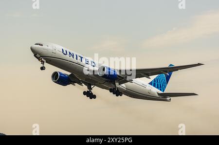 Eine Boeing 777-222(er) von United Airlines startete, während einem Gewitter, von der Startbahn 16 des Flughafens Zürich. Registrierung N795UA. (Zürich, Stockfoto