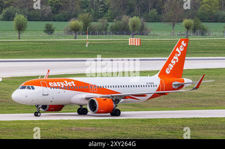 München, Deutschland, 7. April 2024: Ein Airbus A320-251N (Airbus A320neo) von EasyJett fährt nach der Landung am Flughafen München zum Terminal. Registrierung Stockfoto