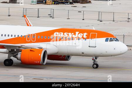 München, Deutschland, 7. April 2024: Ein Airbus A320-251N (Airbus A320neo) von EasyJett fährt nach der Landung am Flughafen München zum Terminal. Registrierung Stockfoto