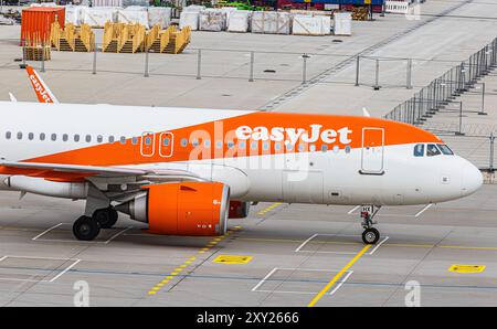 München, Deutschland, 7. April 2024: Ein Airbus A320-251N (Airbus A320neo) von EasyJett fährt nach der Landung am Flughafen München zum Terminal. Registrierung Stockfoto