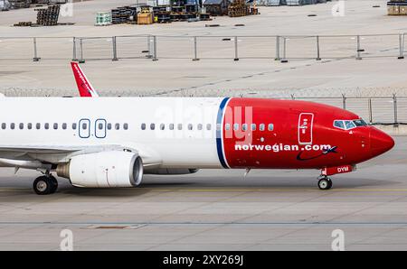 Eine Boeing 737-8JP von Norwegian rollt nach der Landung auf dem Flughafen München zum Terminal. Registrierung LN-DYM. Stockfoto