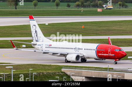 Eine Boeing 737-8JP von Norwegian rollt nach der Landung auf dem Flughafen München zum Terminal. Registrierung LN-DYM. Stockfoto