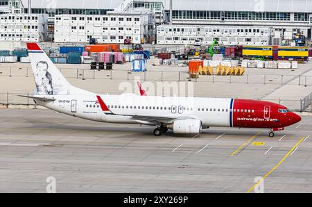 Eine Boeing 737-8JP von Norwegian rollt nach der Landung auf dem Flughafen München zum Terminal. Registrierung LN-DYM. Stockfoto