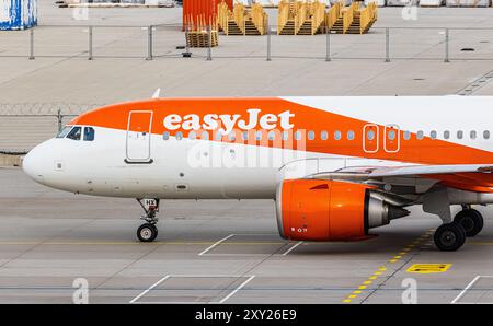 München, Deutschland, 7. April 2024: Ein EasyJet Airbus A320-251N (Airbus A320neo) fährt mit dem Taxi zur Start- und Landebahn am Flughafen München. Registrierung G-UZHX. (Foto: Andr Stockfoto