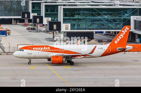 München, Deutschland, 7. April 2024: Ein EasyJet Airbus A320-251N (Airbus A320neo) fährt mit dem Taxi zur Start- und Landebahn am Flughafen München. Registrierung G-UZHX. (Foto: Andr Stockfoto