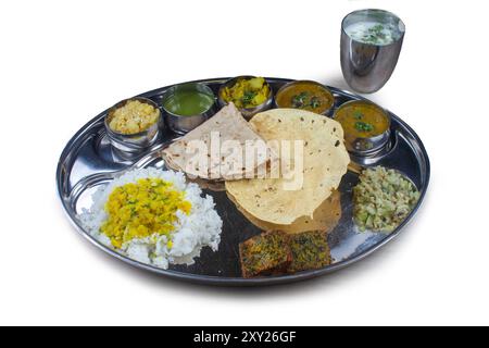 Vegetarischer indischer Thali, indische Hausmannskost mit Linsendal, Paneer, Roti, Reis, Quark und Chutney, Hindu Veg Thali, Indisches Essen Thali. Stockfoto