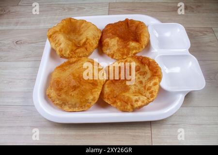 Einfache Puri serviert in einem Teller. Es ist ein indisches frittiertes Brot aus Vollkornmehl, beliebtes Hauptgericht oder Frühstücksrezept Stockfoto