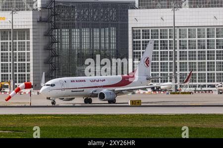 München, 8. April 2024: Eine Air Algerie Boeing 737-800 Taxis zur Start- und Landebahn am Flughafen München. Registrierung 7T-VJJ. (Foto: Andreas Haas/dieBil Stockfoto