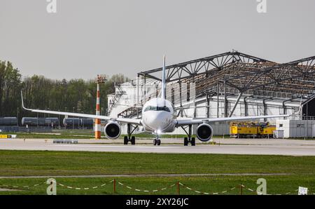 München, 8. April 2024: Ein Airbus A320-214 von Discover Airlines fährt mit dem Taxi zur Start- und Landebahn am Flughafen München. Registrierung D-AIUU. (Foto von Andreas Stockfoto