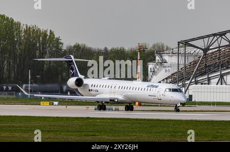 München, 8. April 2024: Eine Lufthansa CityLine Mitsubishi CRJ-900LR Taxis zur Start- und Landebahn am Flughafen München. Registrierung D-ACNW. (Foto von Andreas Stockfoto