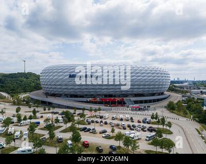 MÜNCHEN – 27. AUGUST: FC Bayern baut Ladepark an Allianz Arena mit Unterstuetzung durch MAN Trucks. FC Bayern baut Ladepark an Allianz Arena mi Stockfoto