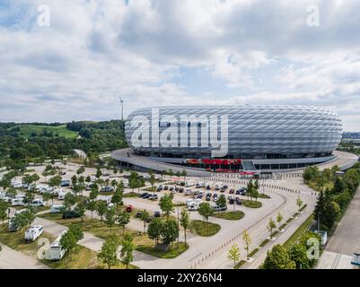 MÜNCHEN - 27. AUGUST: Luftaufnahme der Allianz-Fußballarena am 27. August 2024 in München. Gemeinsam stellte MAN Truck den FC Bayern heute vor Stockfoto