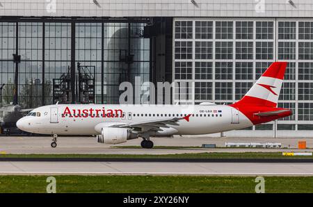 München, 8. April 2024: Ein Austrian Airlines Airbus A320-214 fährt mit dem Taxi zur Start- und Landebahn am Flughafen München. Registrierung OE-LBX. (Foto von Andreas Haas Stockfoto