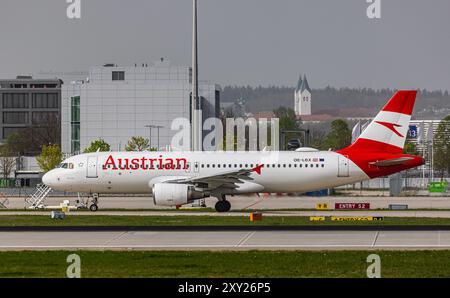 München, 8. April 2024: Ein Austrian Airlines Airbus A320-214 fährt mit dem Taxi zur Start- und Landebahn am Flughafen München. Registrierung OE-LBX. (Foto von Andreas Haas Stockfoto