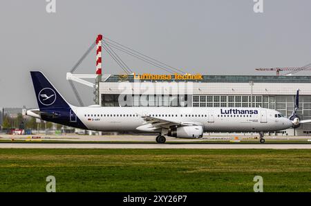 München, 8. April 2024: Ein Lufthansa Airbus A321-131 startet von der Start- und Landebahn am Flughafen München. Registrierung D-AIRY. (Foto: Andreas Haas/di Stockfoto