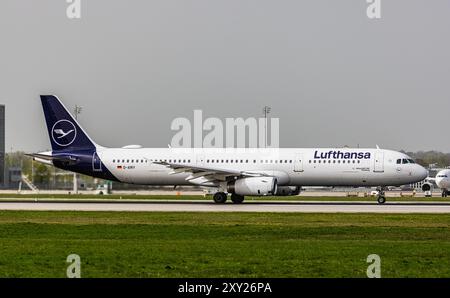 München, 8. April 2024: Ein Lufthansa Airbus A321-131 startet von der Start- und Landebahn am Flughafen München. Registrierung D-AIRY. (Foto: Andreas Haas/di Stockfoto