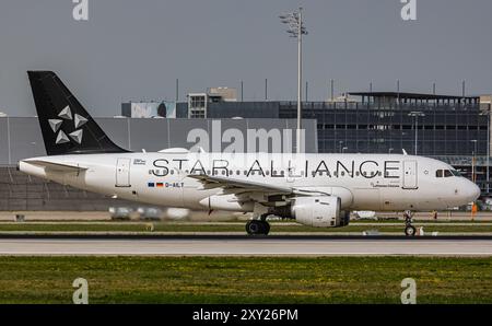 München, 8. April 2024: Ein Lufthansa CityLine Airbus A319-114 fährt mit dem Taxi zur Start- und Landebahn am Flughafen München. Das Flugzeug trägt die Star Alliance-Lackierung. Stockfoto