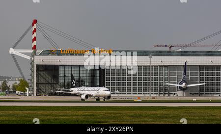München, 8. April 2024: Ein Lufthansa CityLine Airbus A319-114 fährt mit dem Taxi zur Start- und Landebahn am Flughafen München. Das Flugzeug trägt die Star Alliance-Lackierung. Stockfoto