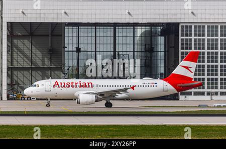 München, 8. April 2024: Ein Austrian Airlines Airbus A320-214 fährt mit dem Taxi zur Start- und Landebahn am Flughafen München. Registrierung OE-LBX. (Foto von Andreas Haas Stockfoto