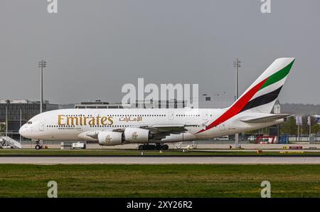 München, 8. April 2024: Ein Emirates Airbus A380-861 fährt mit dem Taxi zur Start- und Landebahn am Flughafen München. Registrierung A6-EUB. (Foto: Andreas Haas/dieBildm Stockfoto