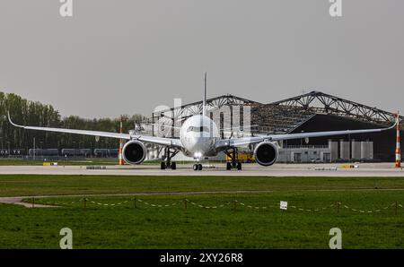 München, 8. April 2024: Ein Lufthansa Airbus A350-941 fährt mit dem Taxi zur Start- und Landebahn am Flughafen München. Registrierung D-AIXP. (Foto: Andreas Haas/dieBild Stockfoto