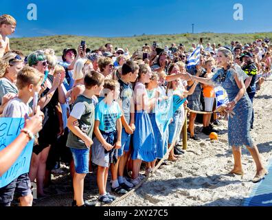 Domburg, Niederlande. August 2024. Königin Maxima von den Niederlanden am Strand von Domburg, am 27. August 2024, um den Beach Club Oaxaca während eines regionalen Besuchs in Walcheren in der Provinz Zeeland zu besuchen. Credit: Albert Nieboer/Niederlande OUT/Point de Vue OUT/dpa/Alamy Live News Stockfoto