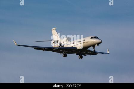 Ein Dassault Falcon 7X von Air Charter Scotland ist auf dem letzten Anflug zum Flughafen Zürich. Registrierung G-MATO. (Zürich, Schweiz, 20.03.2024) Stockfoto