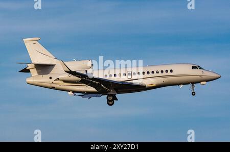 Ein Dassault Falcon 7X von Air Charter Scotland ist auf dem letzten Anflug zum Flughafen Zürich. Registrierung G-MATO. (Zürich, Schweiz, 20.03.2024) Stockfoto