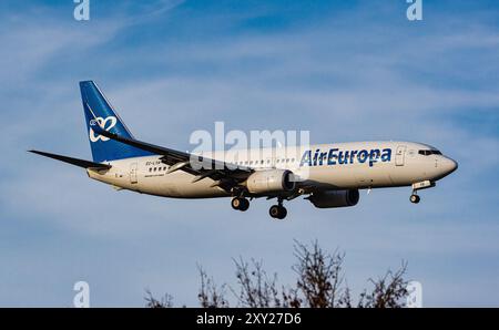 Eine Air Europa Boeing 737-85P befindet sich auf ihrem letzten Anflug zum Flughafen Zürich. Registrierung EC-LYR. (Zürich, Schweiz, 20.03.2024) Stockfoto