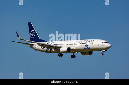 Zürich, Schweiz, 10. Mai 2024: Eine Boeing 737-9K2 von KLM Royal Dutch Airlines ist auf ihrem letzten Anflug zum Flughafen Zürich. Das Flugzeug trägt Th Stockfoto