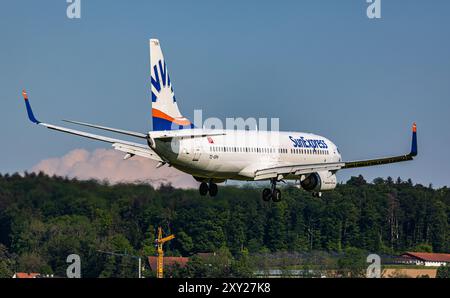 Zürich, Schweiz, 10. Mai 2024: Eine Sun Express Boeing 737-82R ist auf ihrem letzten Anflug zum Flughafen Zürich. Registrierung TC-SPH. (Foto von Andreas Ha Stockfoto