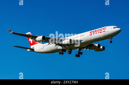 Zürich, Schweiz, 10. Mai 2024: Ein Airbus A340-313X von Swiss International Airlines ist auf seinem letzten Anflug zum Flughafen Zürich. Registrierung HB- Stockfoto