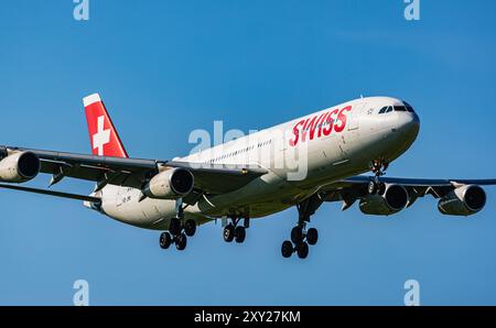 Zürich, Schweiz, 10. Mai 2024: Ein Airbus A340-313X von Swiss International Airlines ist auf seinem letzten Anflug zum Flughafen Zürich. Registrierung HB- Stockfoto