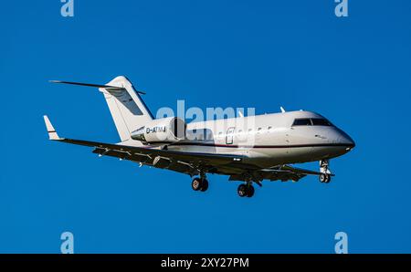 Zürich, Schweiz, 10. Mai 2024: Ein Bombardier Challenger 604 eines Privateigentümers ist auf dem letzten Anflug zum Flughafen Zürich. Registrierung Stockfoto