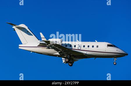 Zürich, Schweiz, 10. Mai 2024: Ein Bombardier Challenger 604 eines Privateigentümers ist auf dem letzten Anflug zum Flughafen Zürich. Registrierung Stockfoto