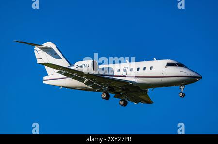 Zürich, Schweiz, 10. Mai 2024: Ein Bombardier Challenger 604 eines Privateigentümers ist auf dem letzten Anflug zum Flughafen Zürich. Registrierung Stockfoto