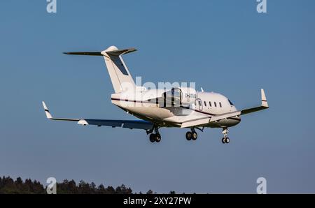 Zürich, Schweiz, 10. Mai 2024: Ein Bombardier Challenger 604 eines Privateigentümers ist auf dem letzten Anflug zum Flughafen Zürich. Registrierung Stockfoto