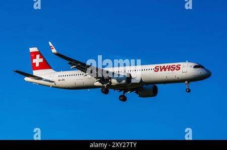 Zürich, Schweiz, 10. Mai 2024: Ein Airbus A321-271NX (Airbus A321neo) von Swiss International Airlines ist im Endanflug zum Flughafen Zürich. Re Stockfoto