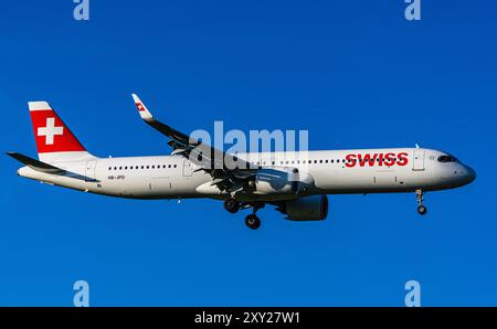 Zürich, Schweiz, 10. Mai 2024: Ein Airbus A321-271NX (Airbus A321neo) von Swiss International Airlines ist im Endanflug zum Flughafen Zürich. Re Stockfoto