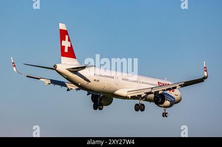 Zürich, Schweiz, 10. Mai 2024: Ein Airbus A321-271NX (Airbus A321neo) von Swiss International Airlines ist im Endanflug zum Flughafen Zürich. Re Stockfoto