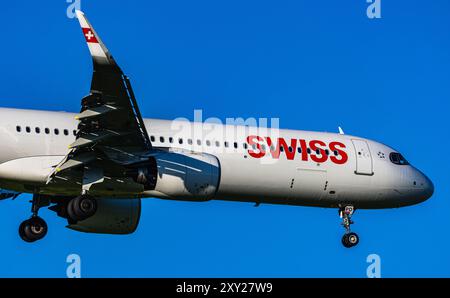 Zürich, Schweiz, 10. Mai 2024: Ein Airbus A321-271NX (Airbus A321neo) von Swiss International Airlines ist im Endanflug zum Flughafen Zürich. Re Stockfoto