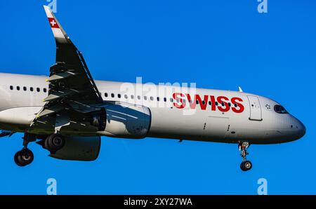 Zürich, Schweiz, 10. Mai 2024: Ein Airbus A321-271NX (Airbus A321neo) von Swiss International Airlines ist im Endanflug zum Flughafen Zürich. Re Stockfoto